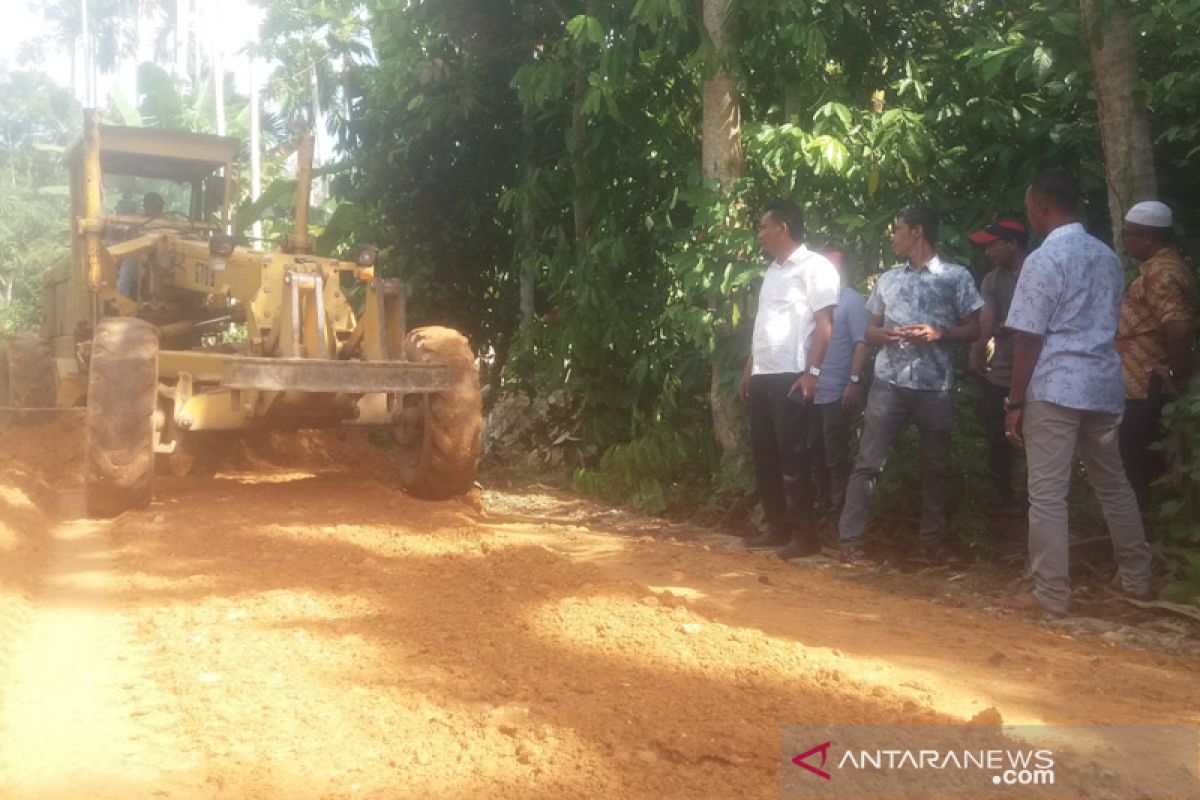 Tgk Linud, anggota DPRK Aceh Utara tinjau pembangunan jalan