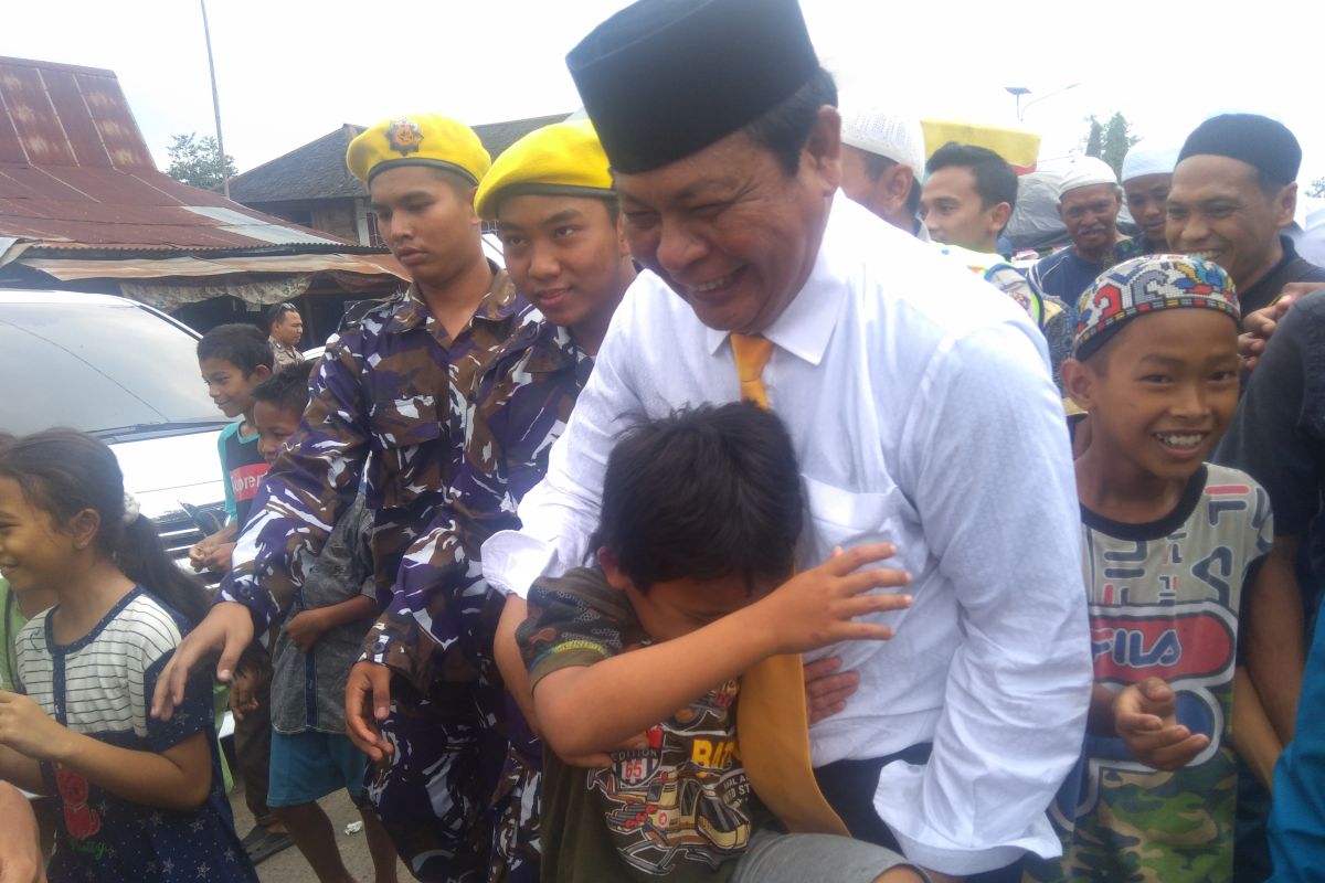 Ketua golkar kalsel santuni warga kelampayan banjar