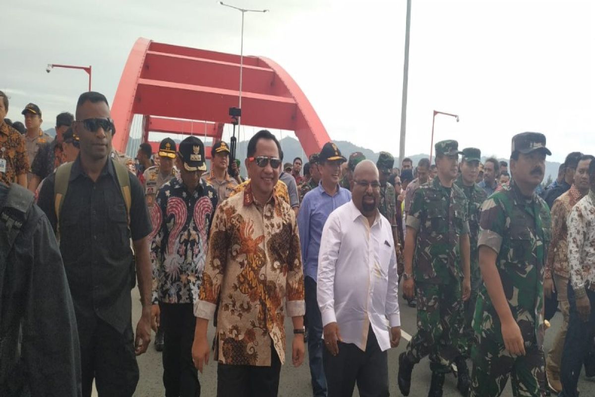 Mendagri cek kesiapan peresmian Jembatan Yotefa di Papua