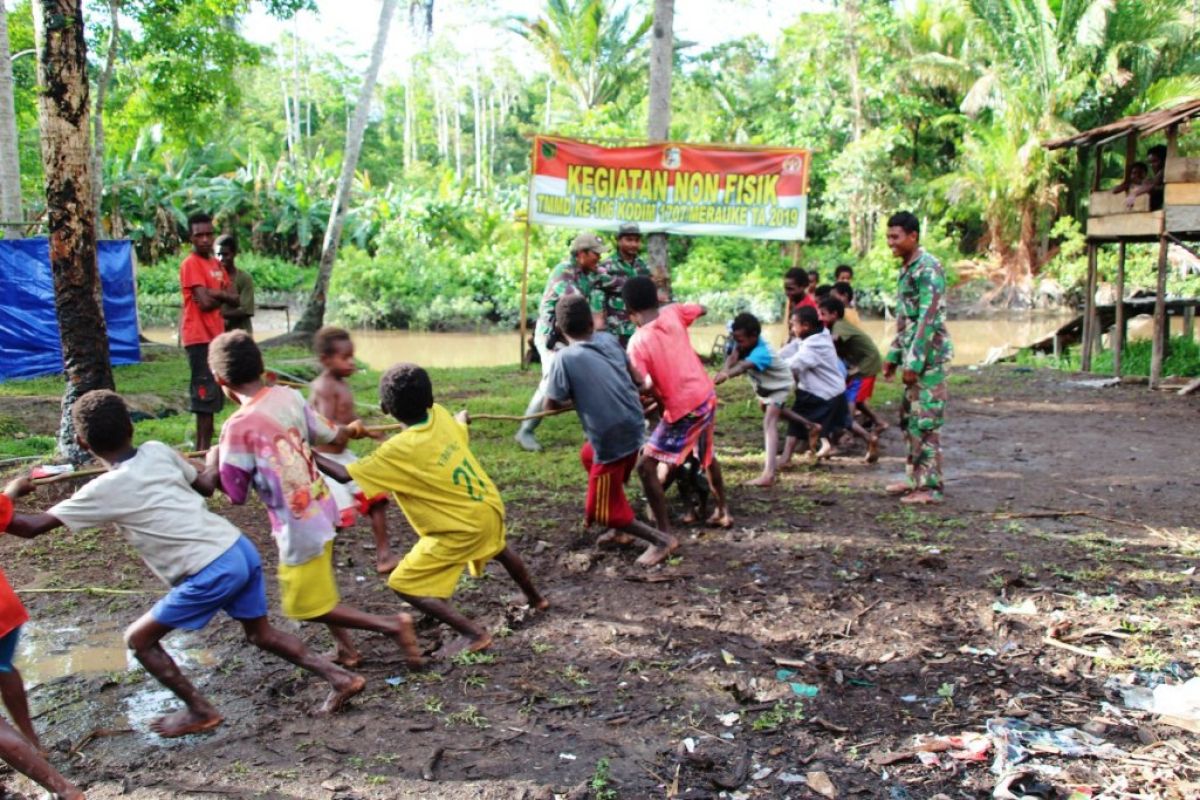 Satgas TMMD Merauke gelar lomba tarik tambang untuk anak-anak Kogir