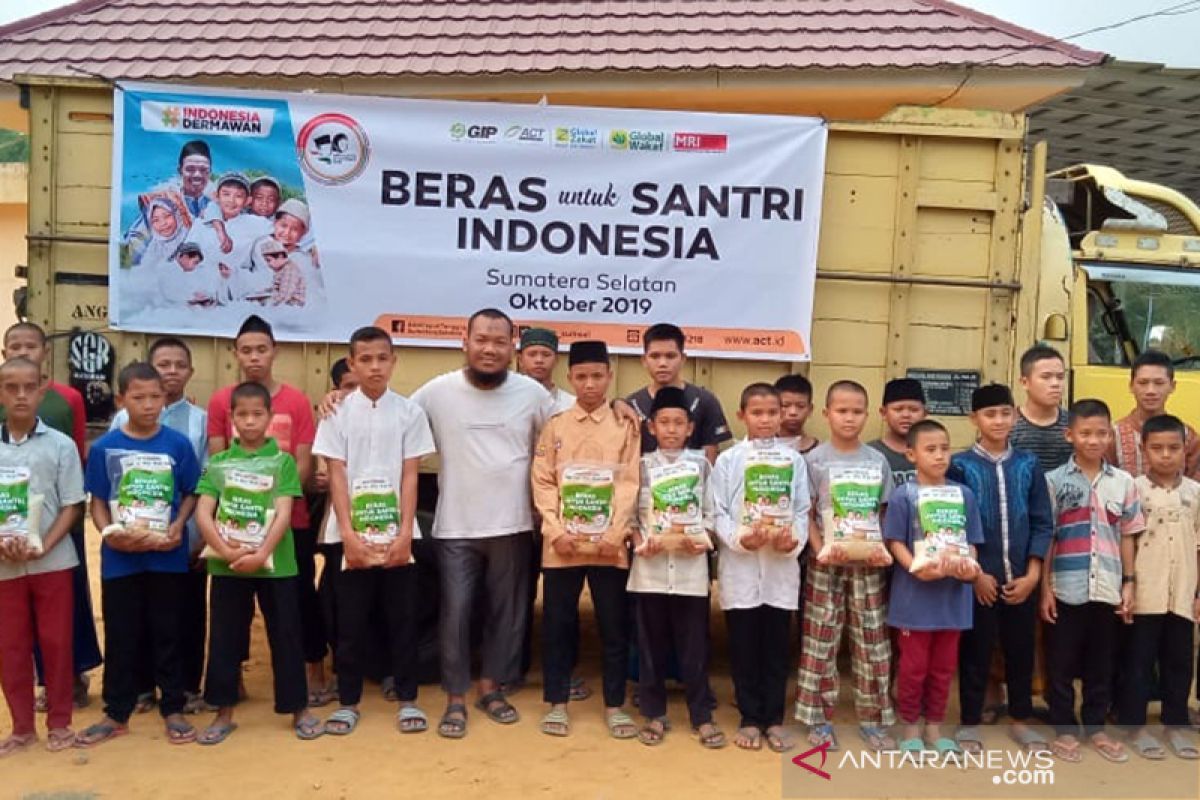 ACT Sumsel salurkan satu ton beras ke pondok pesantren di Ogan Ilir