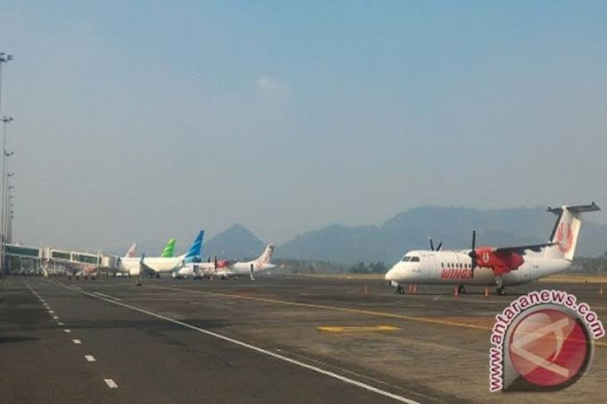 Jarak pandang di Bandara Sam Ratulangi Manado berkurang
