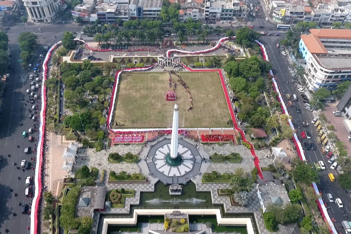 Ribuan pelajar merahputihkan Tugu Pahlawan Surabaya