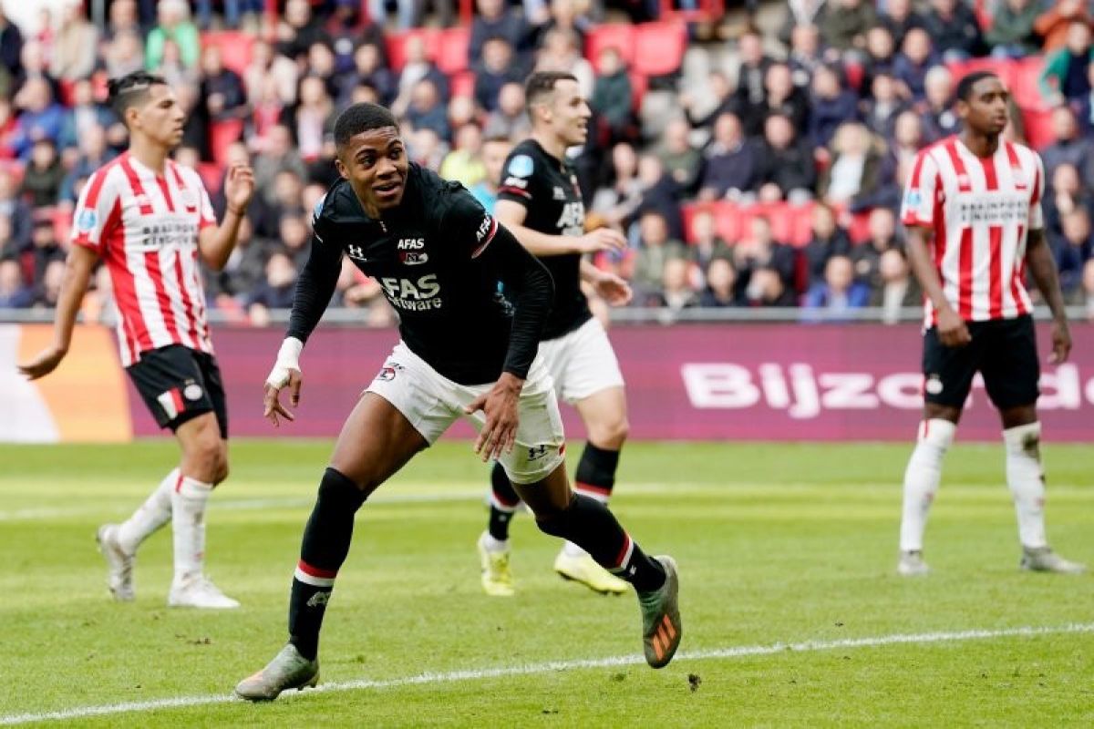 AZ Alkmaar permalukan PSV 4-0