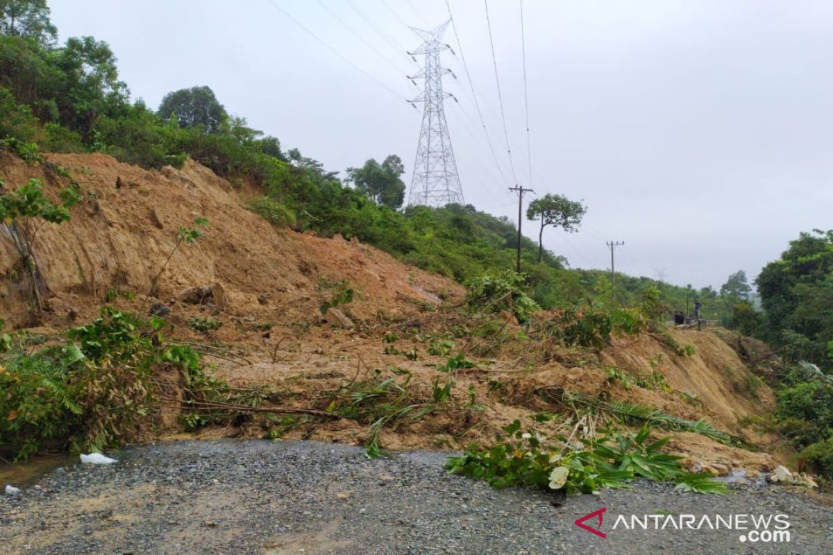 Aceh Barat kembali dilanda longsor yang menimbun jalan lintas