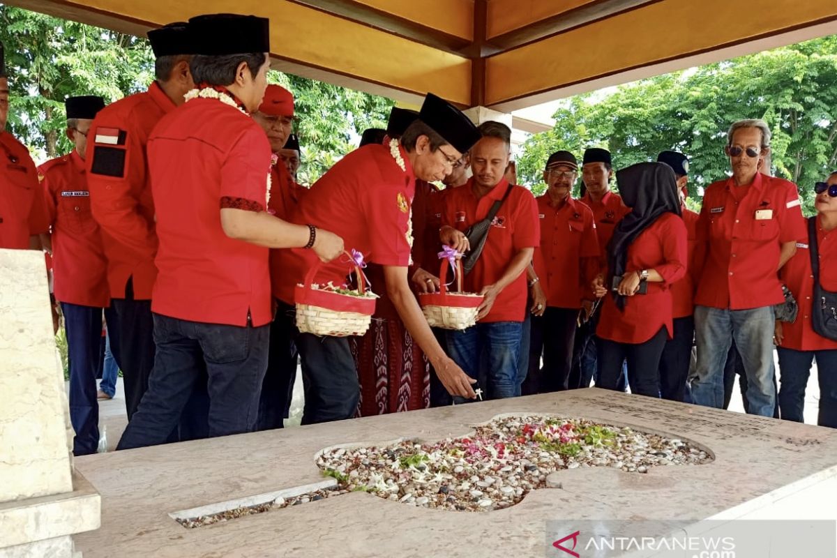 Jelang Sumpah Pemuda makam pencipta lagu Indonesia Raya dijiarahi