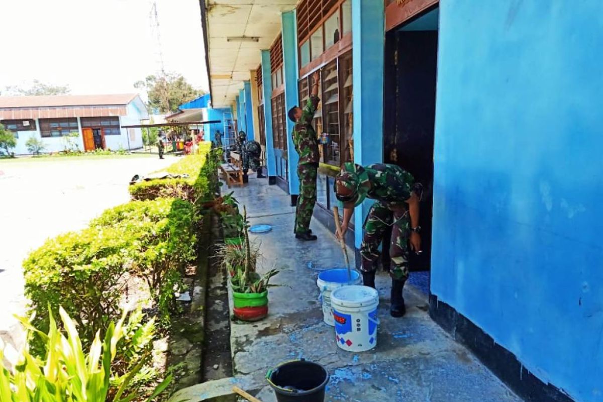 Kepsek SMAN I Wamena sampaikan terima kasih kepada prajurit TNI