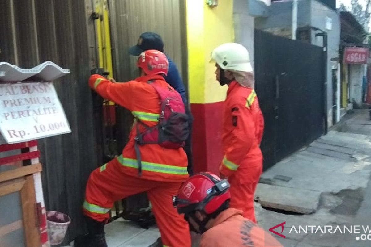 Pintu terkunci, tiga warga terjebak di ruko hingga damkar dikerahkan