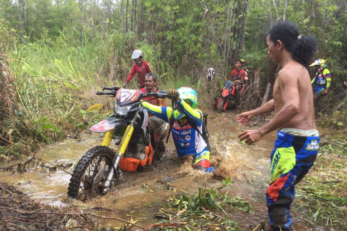 Ibu rumah tangga ikut meriahkan Cross Trobos di Festival Danau Sentarum