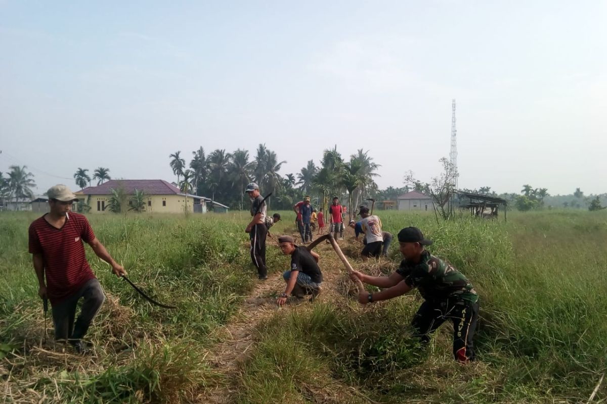 Satgas TMMD Inhil Gotong-royong Membersihkan Tempat Pemakaman Umum