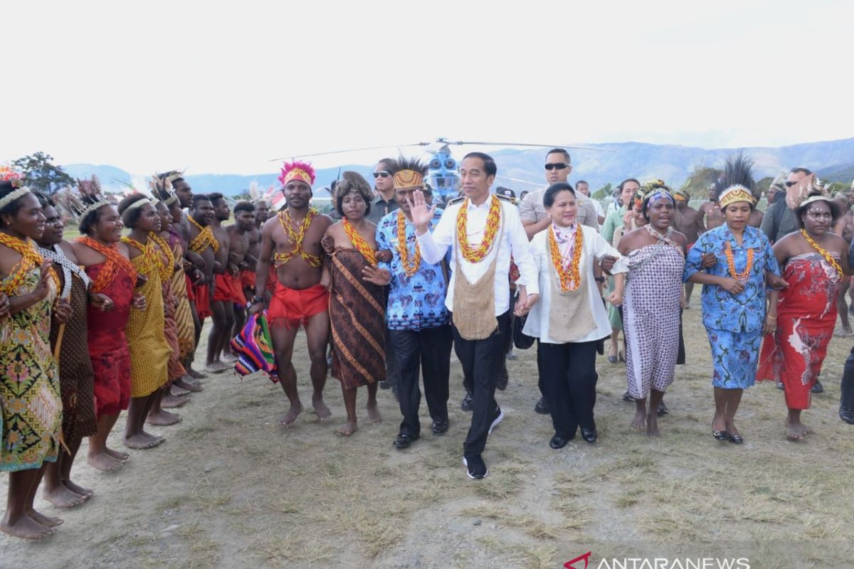 President Jokowi pledges to build market and roads in Arfak, West Papua