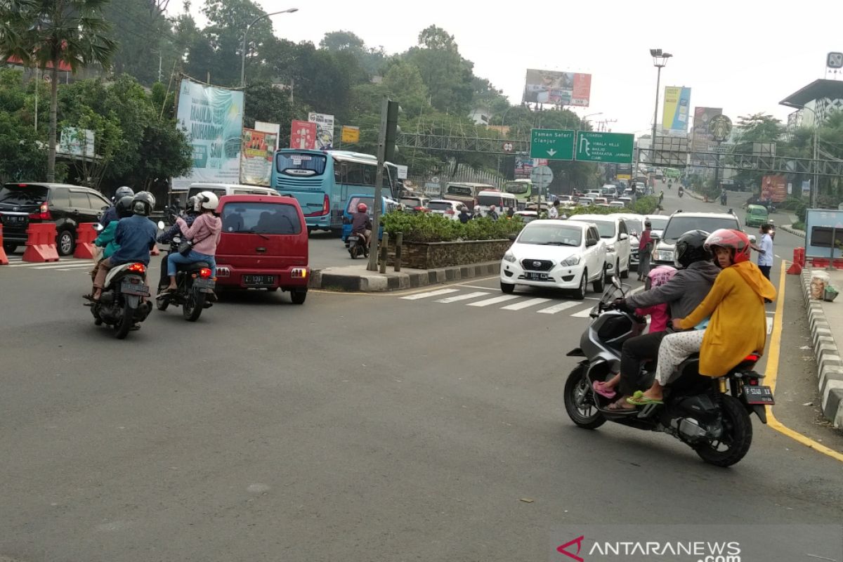 Uji coba sistem 2-1 di jalur Puncak, kendaraan masih merayap