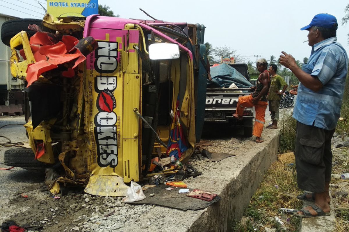 Truk berkecepatan tinggi tabrak dua motor, empat orang tewas