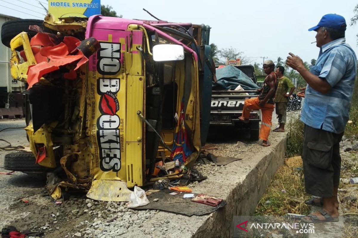 Truk  tabrak dua motor, empat orang tewas