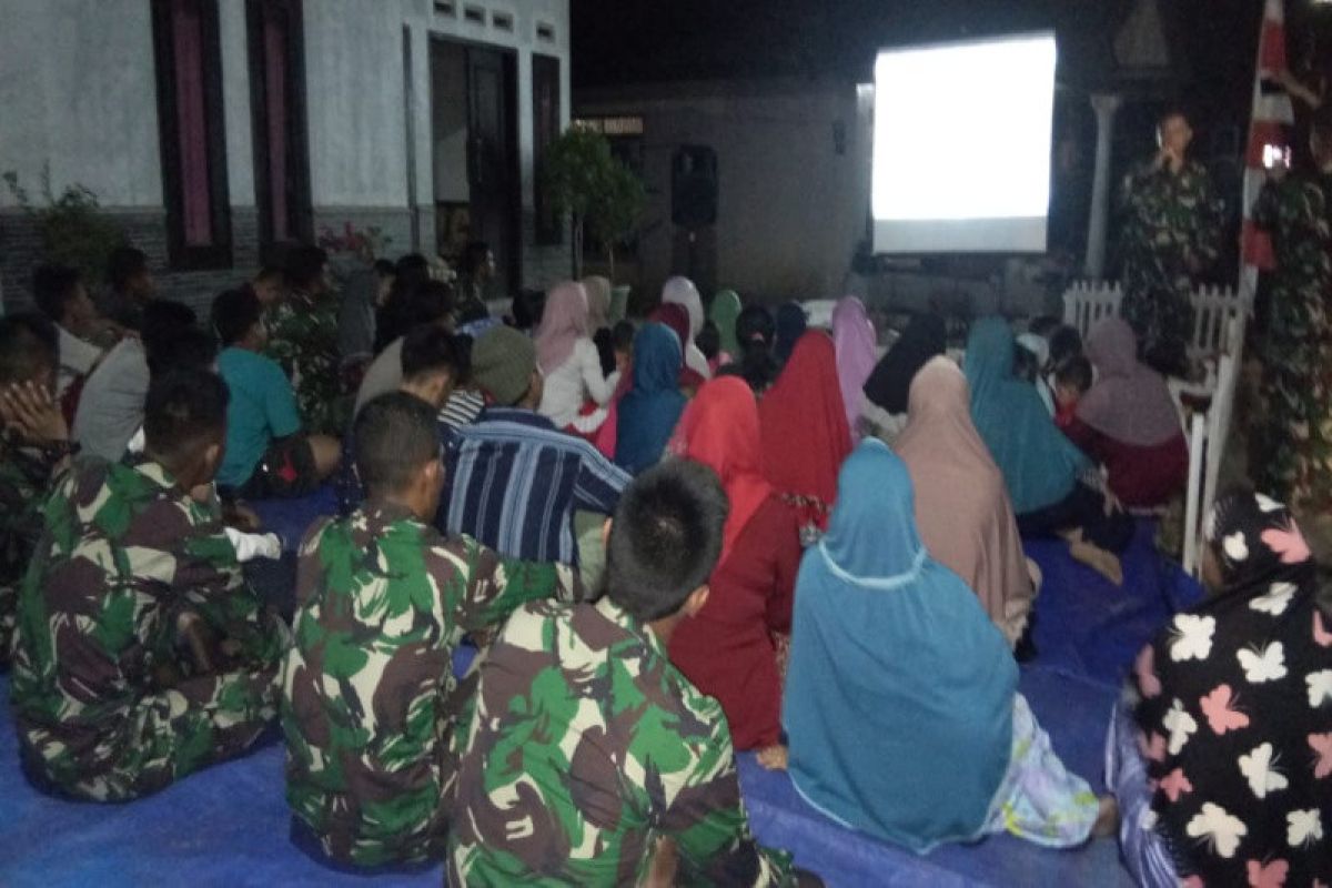 Kodim Cilacap ajak warga desa nonton bareng