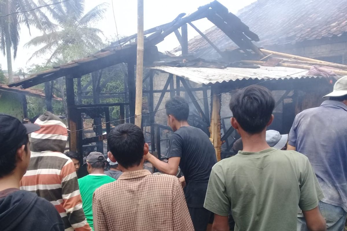 Kebakaran lalap tiga rumah kawasan padat penduduk di Sukabumi