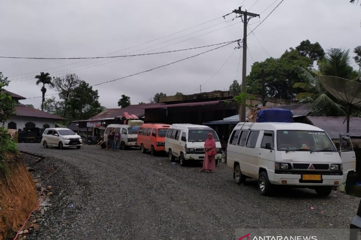 Puluhan kendaraan masih terjebak longsor di lintas Aceh Barat-Pidie