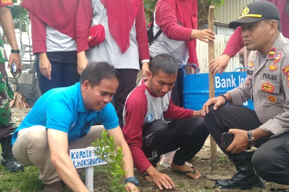 Peduli lingkungan, GenBi Lhokseumawe bersihkan sampah