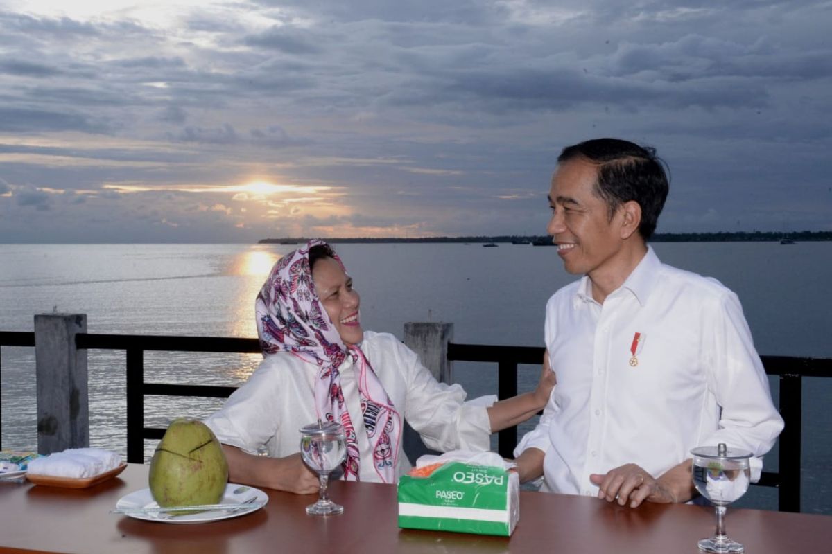 Begini Presiden Jokowi dan Ibu Iriana nikmati senja di Kaimana