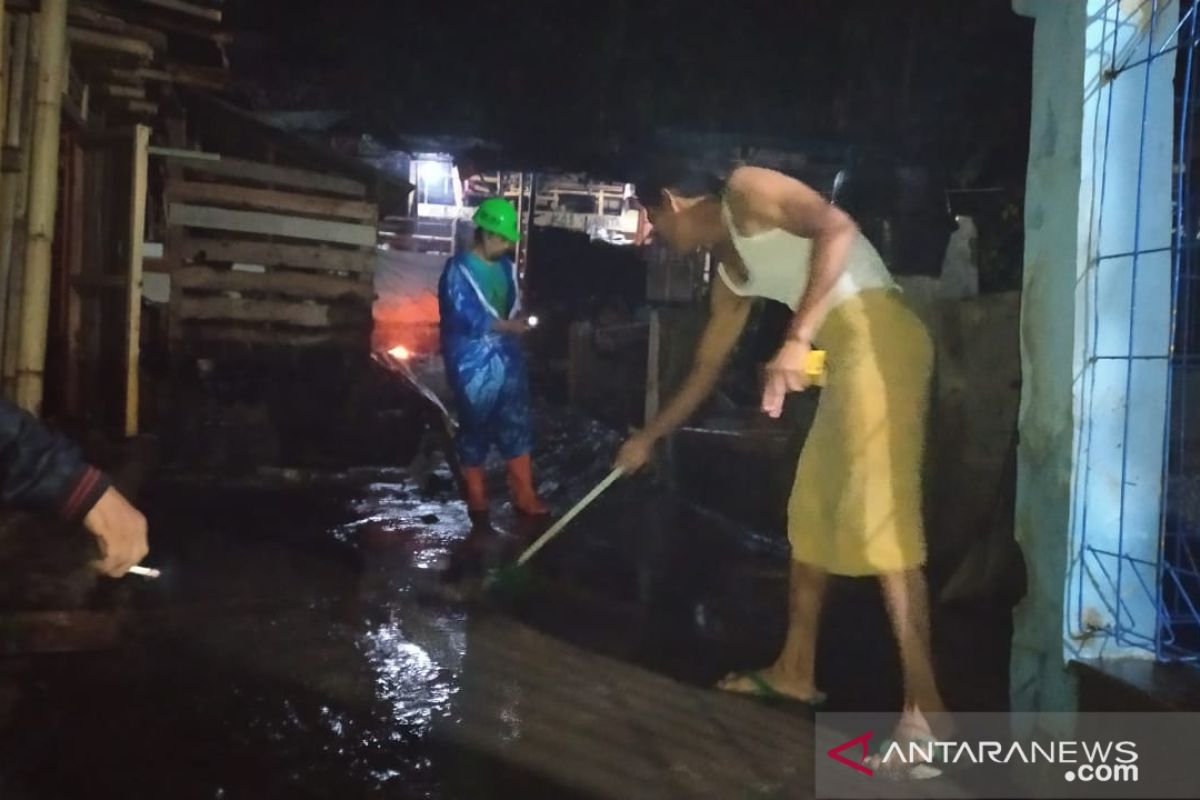 Enam keluarga di Cianjur mengungsi karena rumahnya terendam air banjir