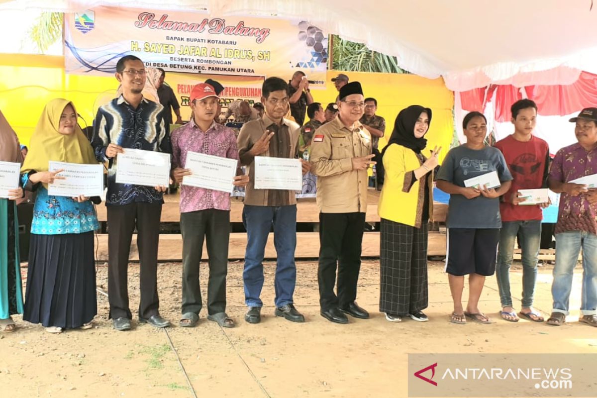 Bupati kunjungi warga di dua desa sekaligus serahkan bantuan