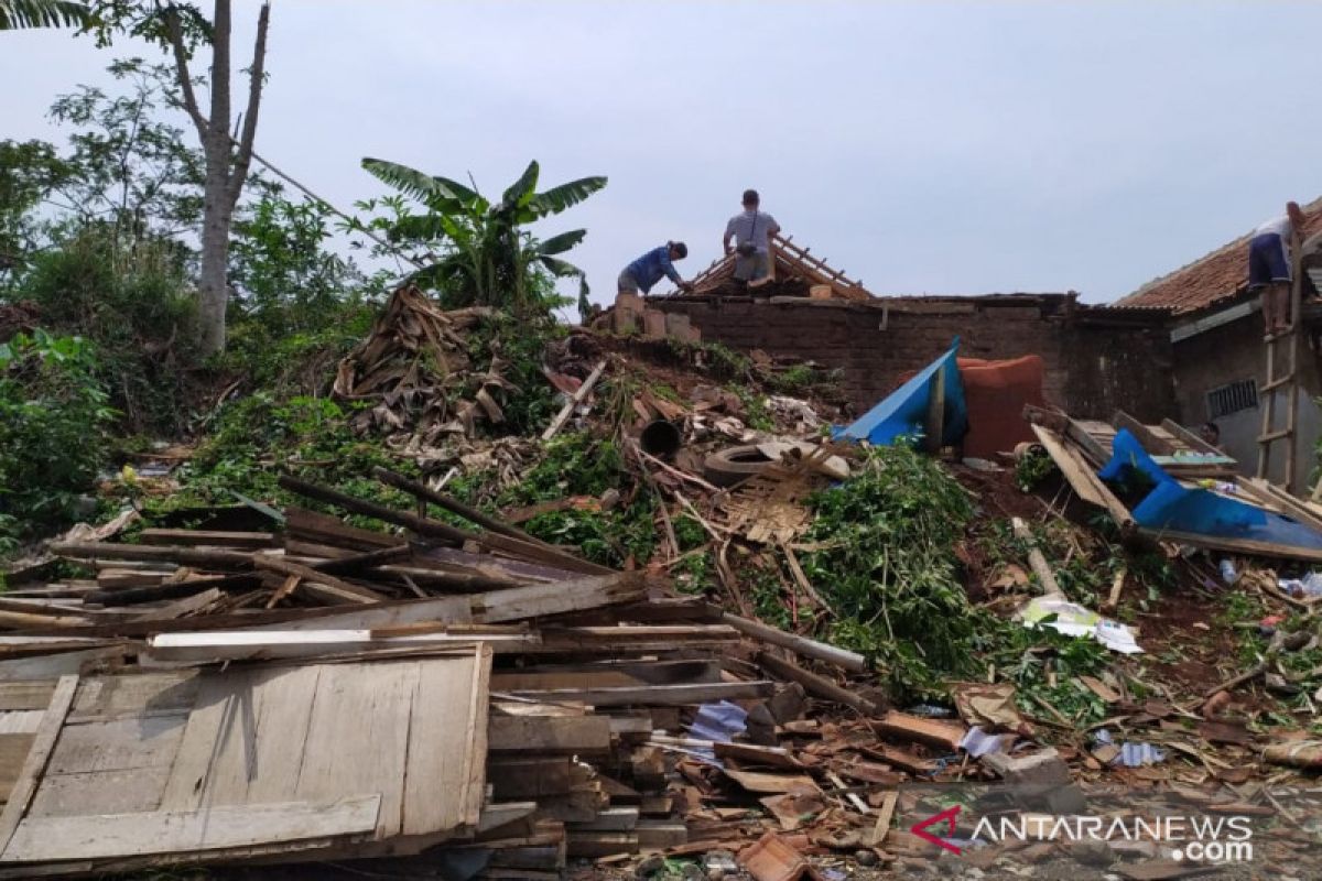 Belasan rumah rusak berat akibat  puting beliung