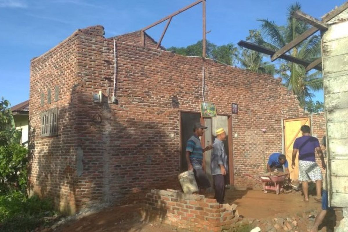 Tiga rumah rusak diterjang angin kencang