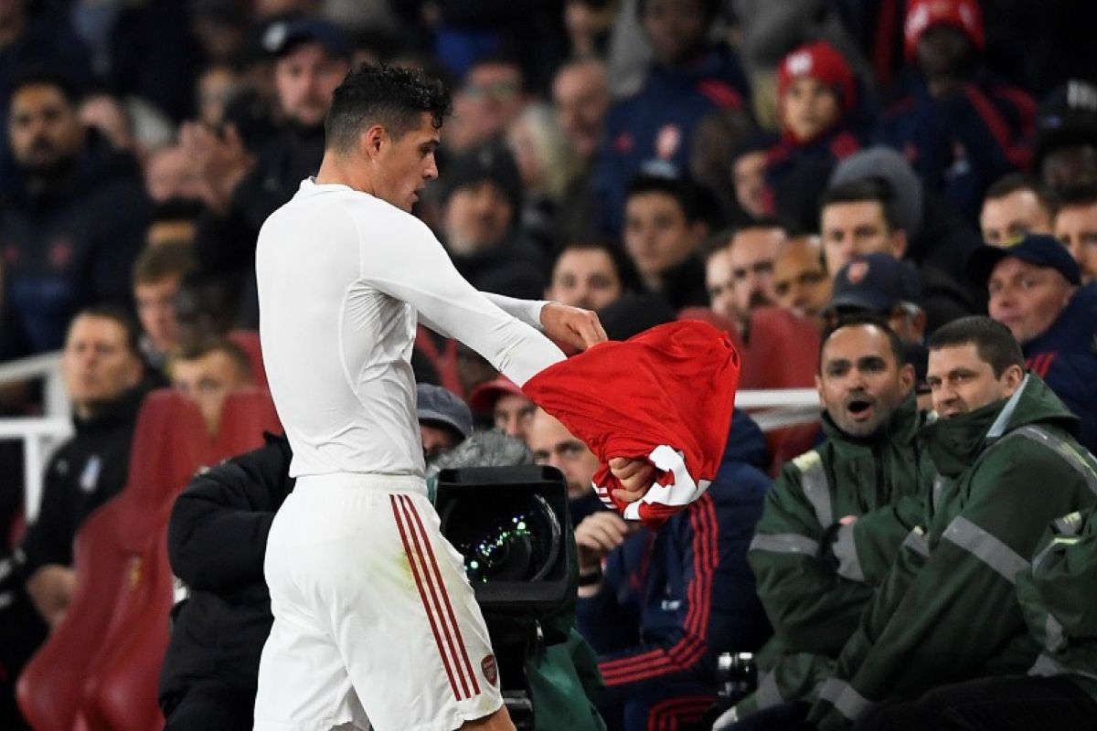 Xhaka bersikap tak patut kepada suporter