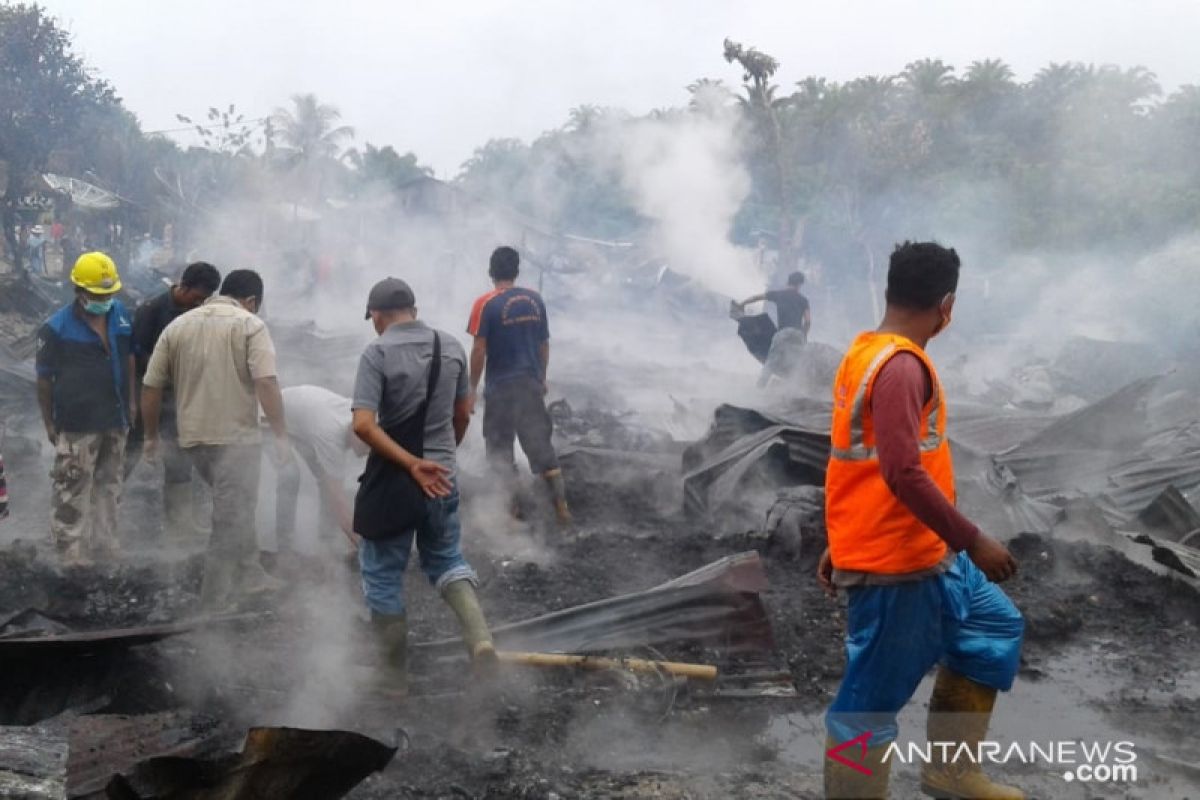 16 unit barak karyawan perusahaan perkebunan di Nagan Raya terbakar