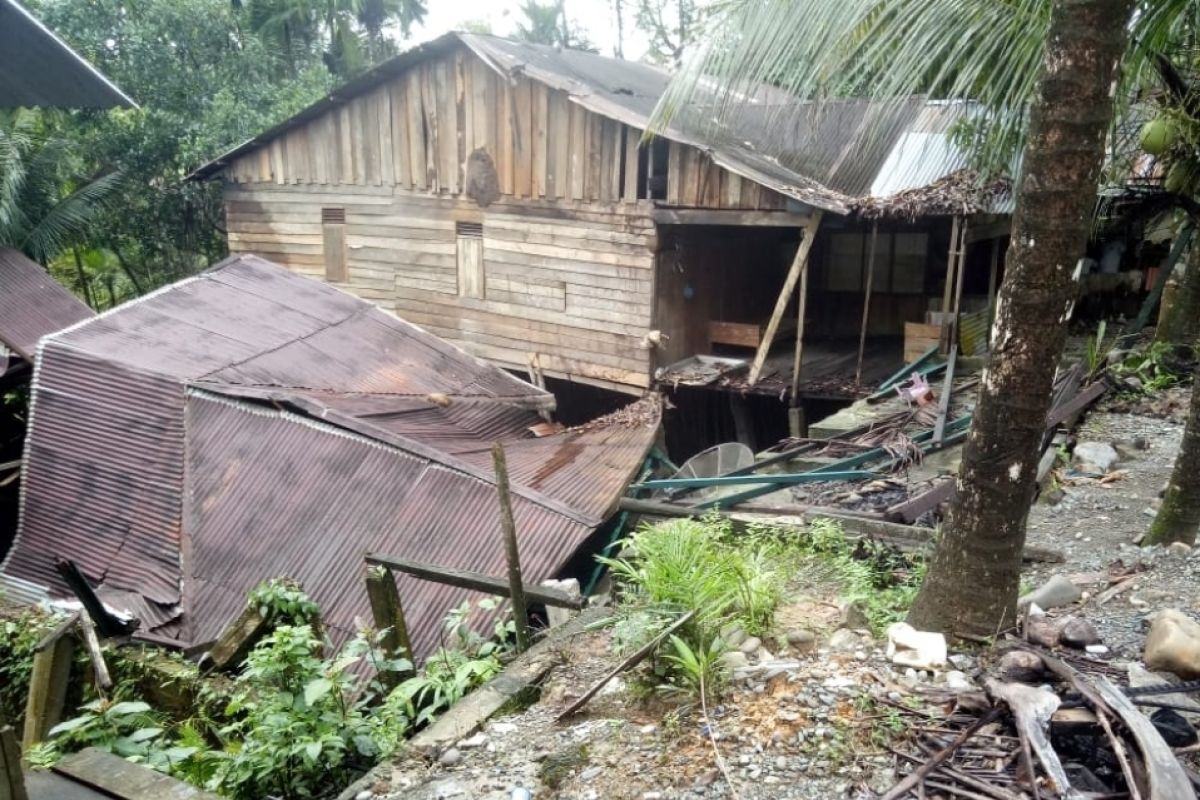 Akibat longsor satu rumah warga di Aceh Barat ambruk