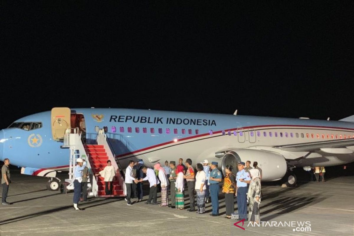 Jokowi bersama Ibu Negara mendarat di Kota Ambon