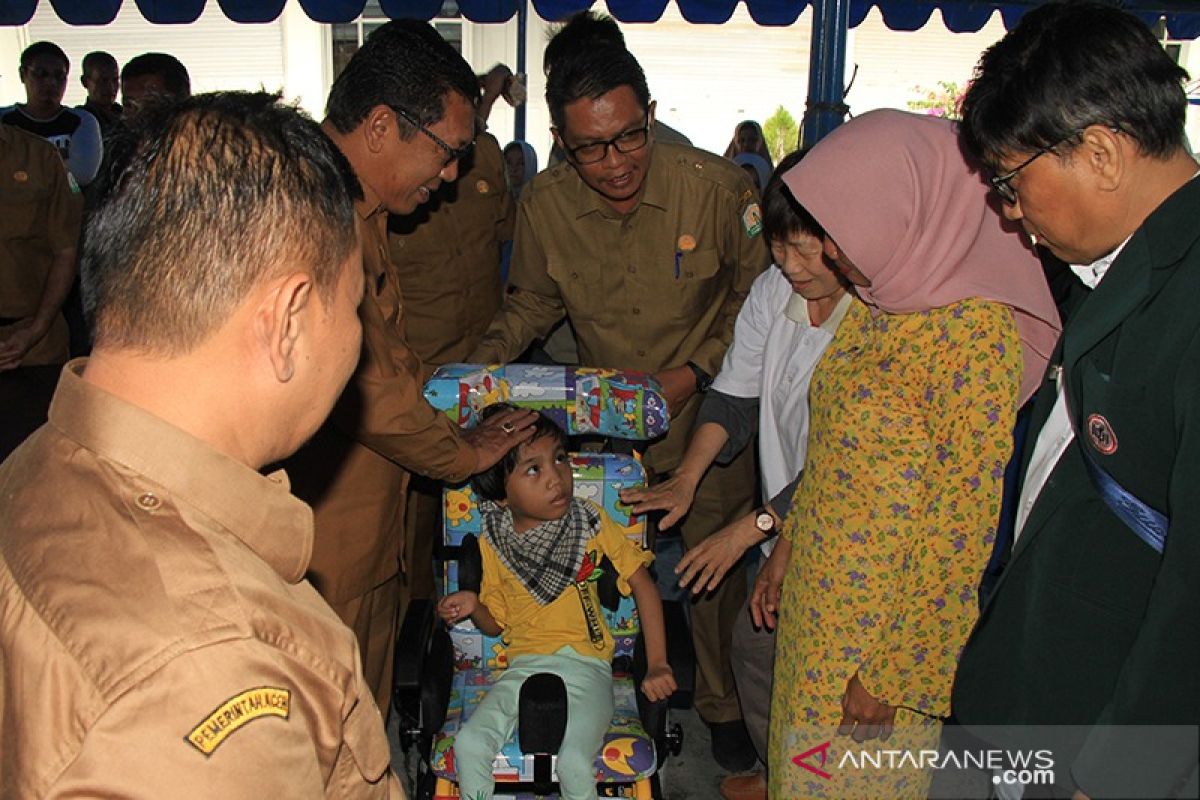 Penderita lumpuh otak terima kursi roda dari Pemerintah Aceh