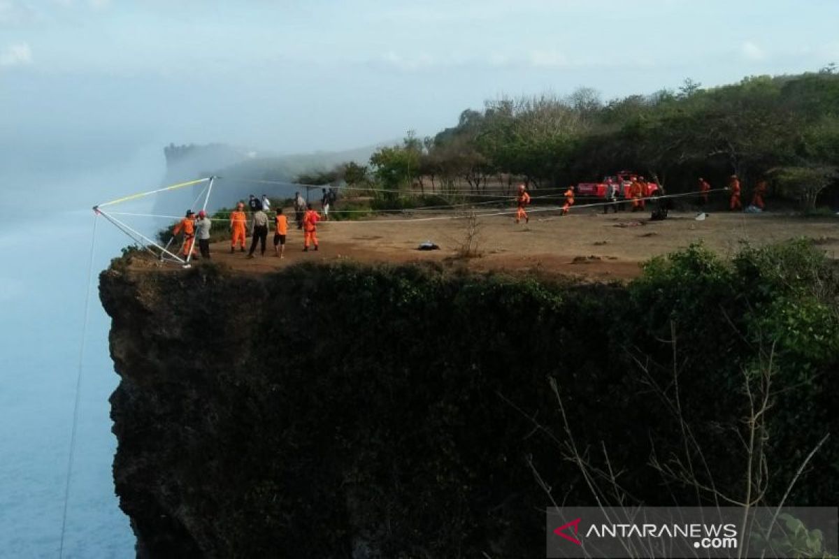 Seorang WNA terjatuh dari atas tebing Tanjung Mebulu