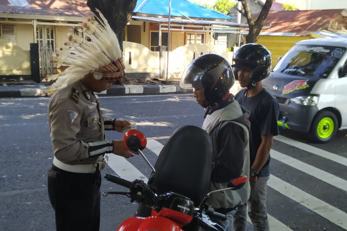 Ditlantas Polda Maluku Utara berpakaian adat di hari sumpah pemuda