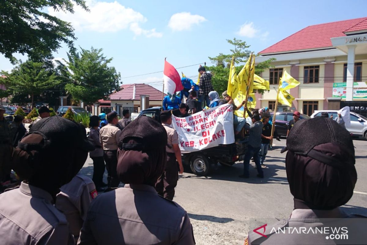 Aksi demonstrasi warnai pelantikan anggota DPRD Kolaka