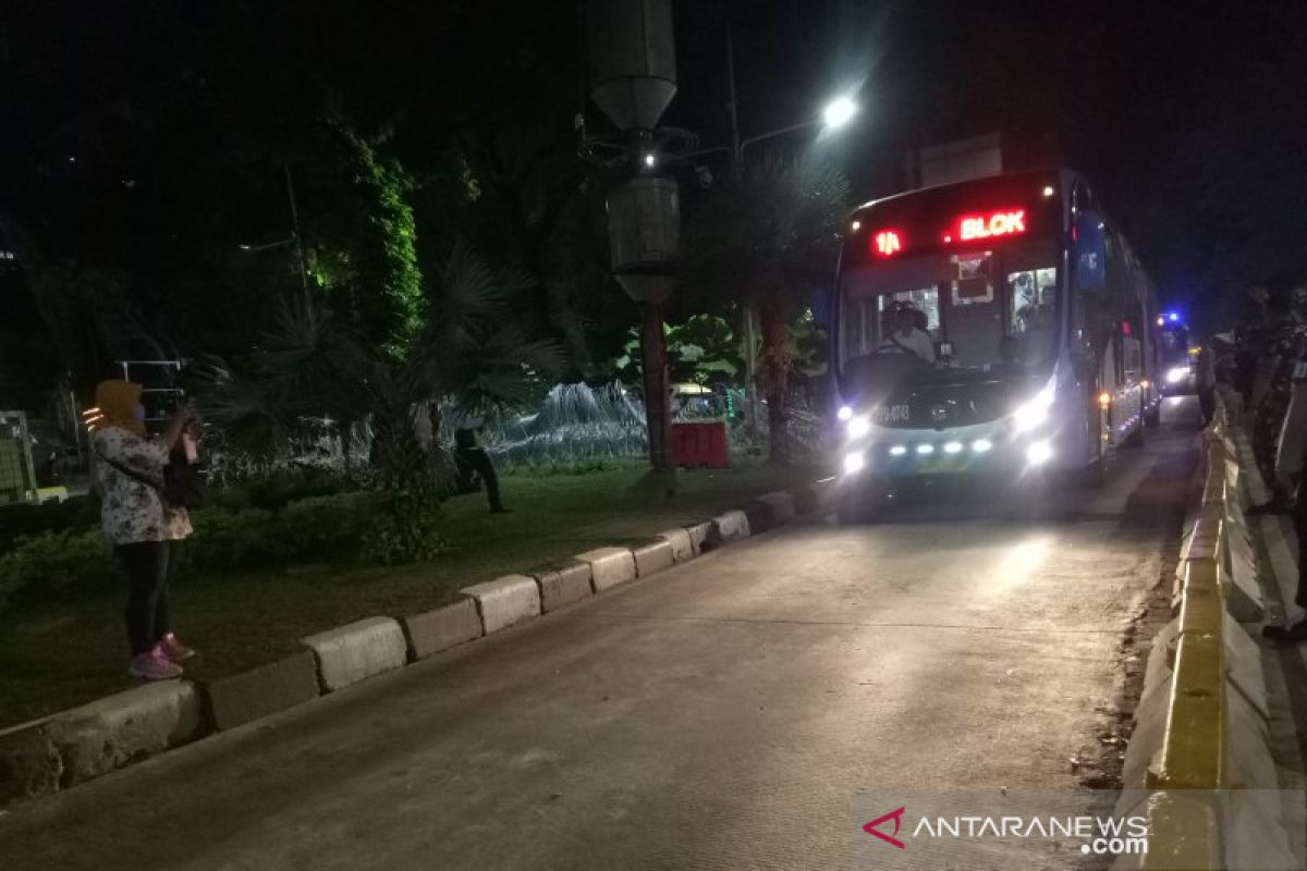 Jalan Medan Merdeka Barat kembali dibuka usai massa bubar