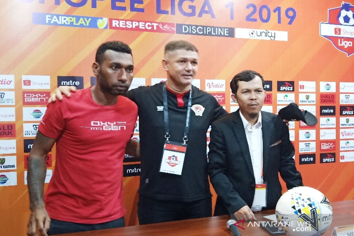 Gomes sesalkan wasit berikan kartu kuning kepada OK Jhon