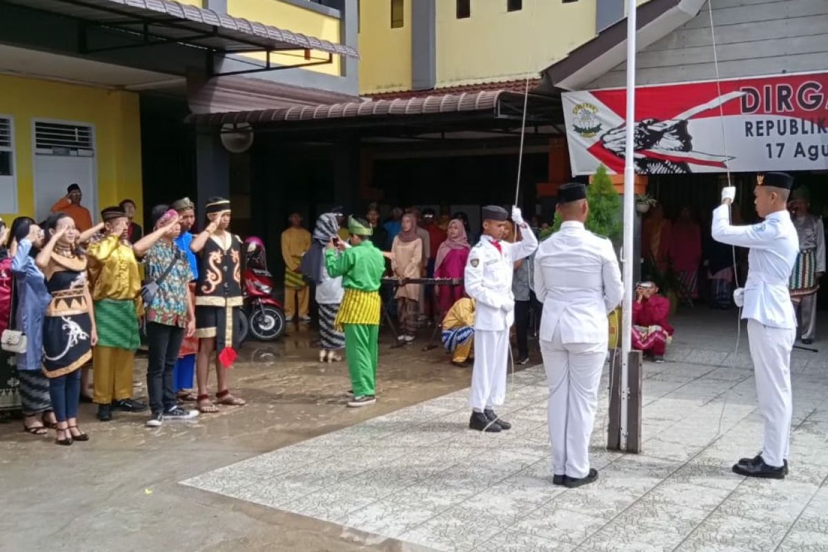 Peserta upacara Sumpah Pemuda di Kubu Raya berpakaian adat nusantara