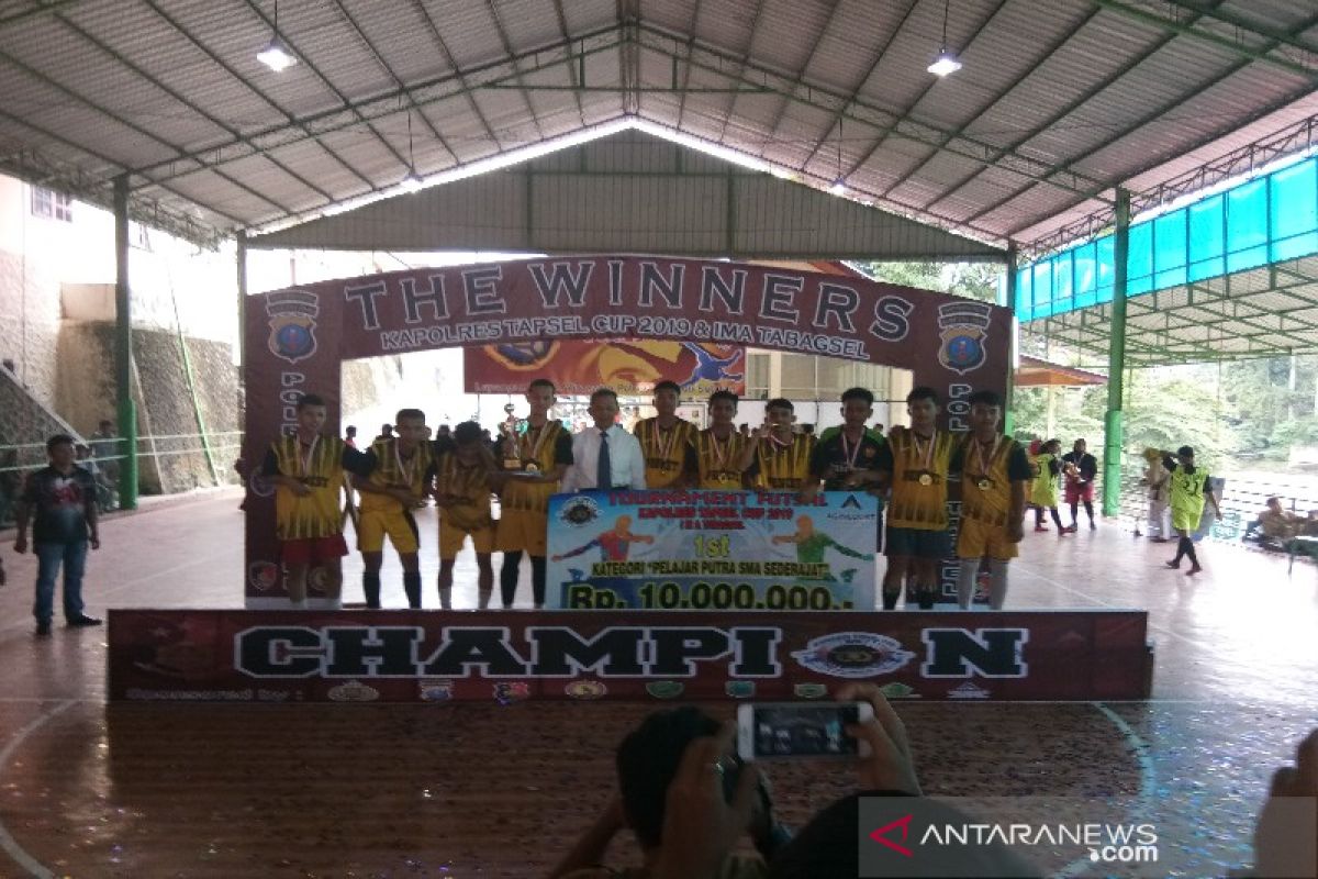 Bupati Tapsel serahkan tropi juara I futsal tingkat pelajar Kapolres Cup 2019