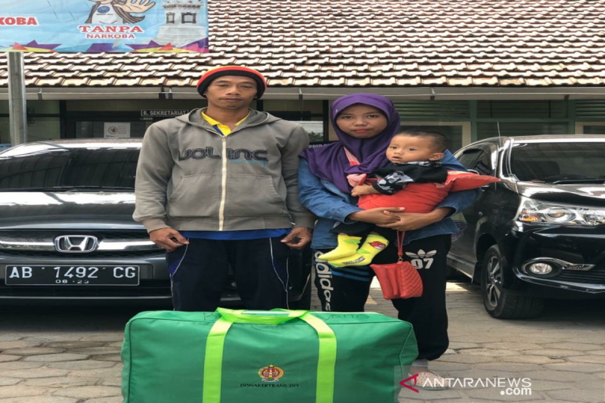 Disnakertrans berangkatkan tiga KK transmigrasi ke Sulawesi Tenggara