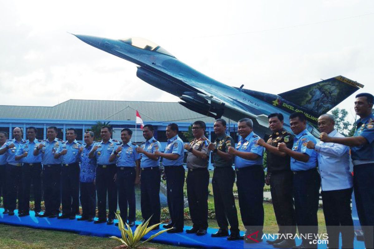 Bangkai F-16 terbakar disulap jadi monumen di Lanud Roesmin Nurjadin