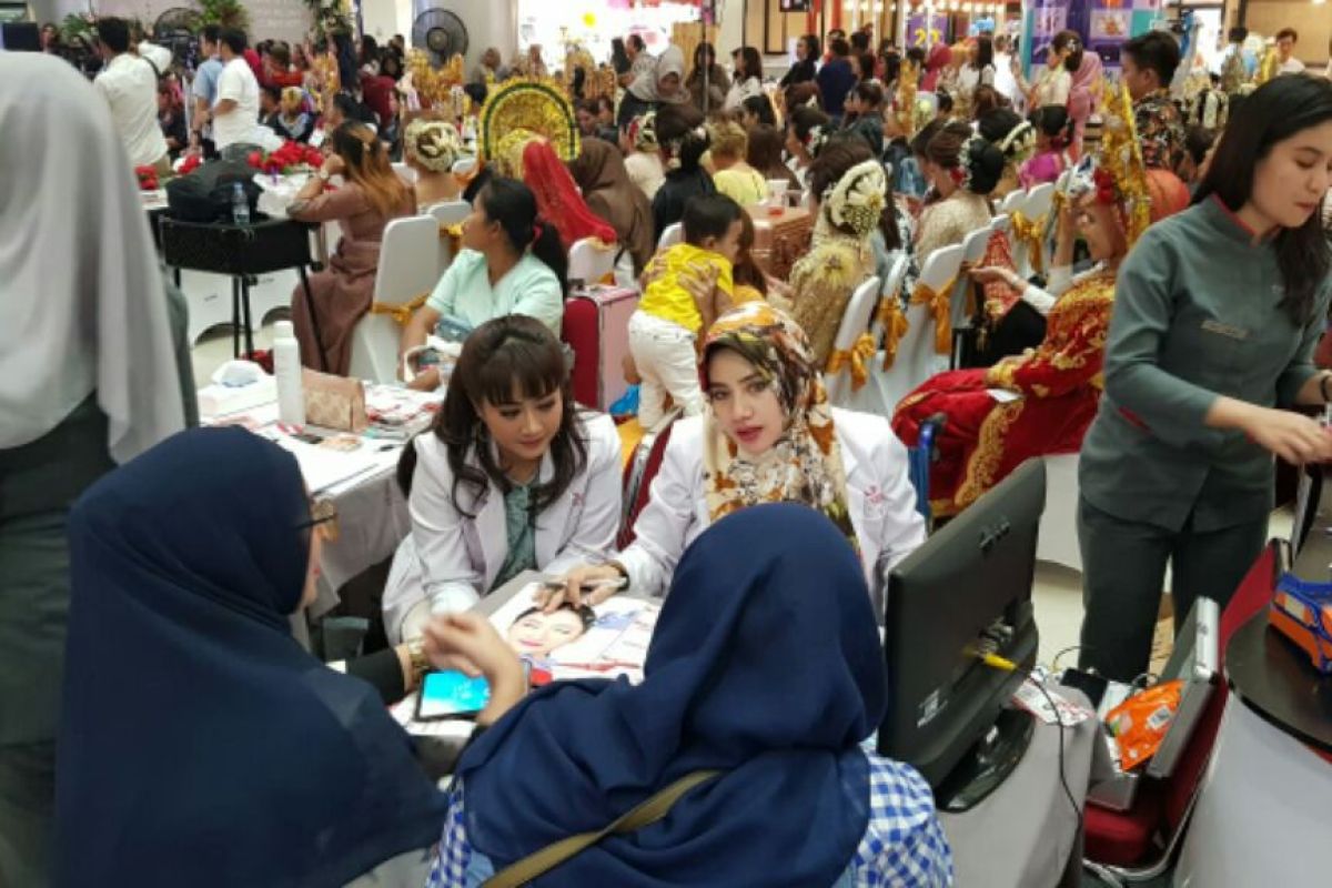 Penumpukan make up dapat picu masalah serius di wajah