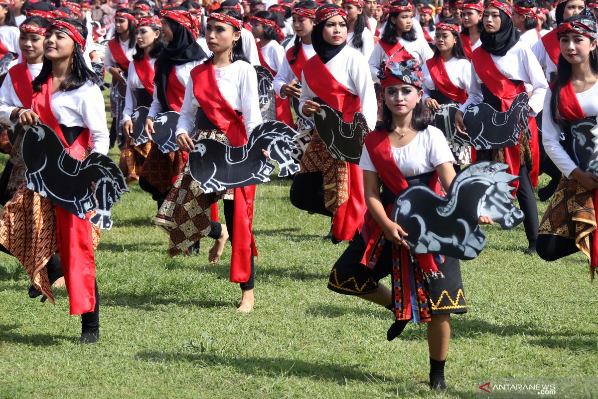 2.000-an pelajar Blitar menari jaranan usai upacara Sumpah Pemuda