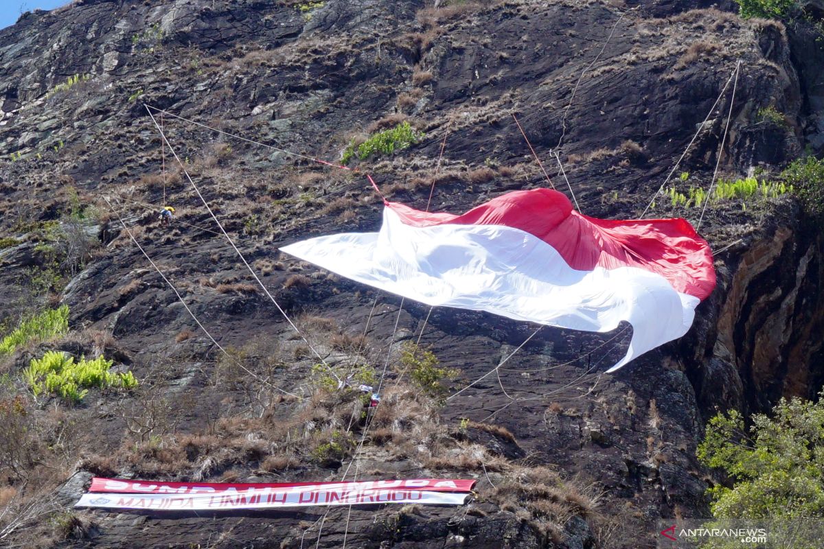 Hari Sumpah Pemuda, FPTI kibarkan Merah Putih raksasa di Tebing Spikul Trenggalek