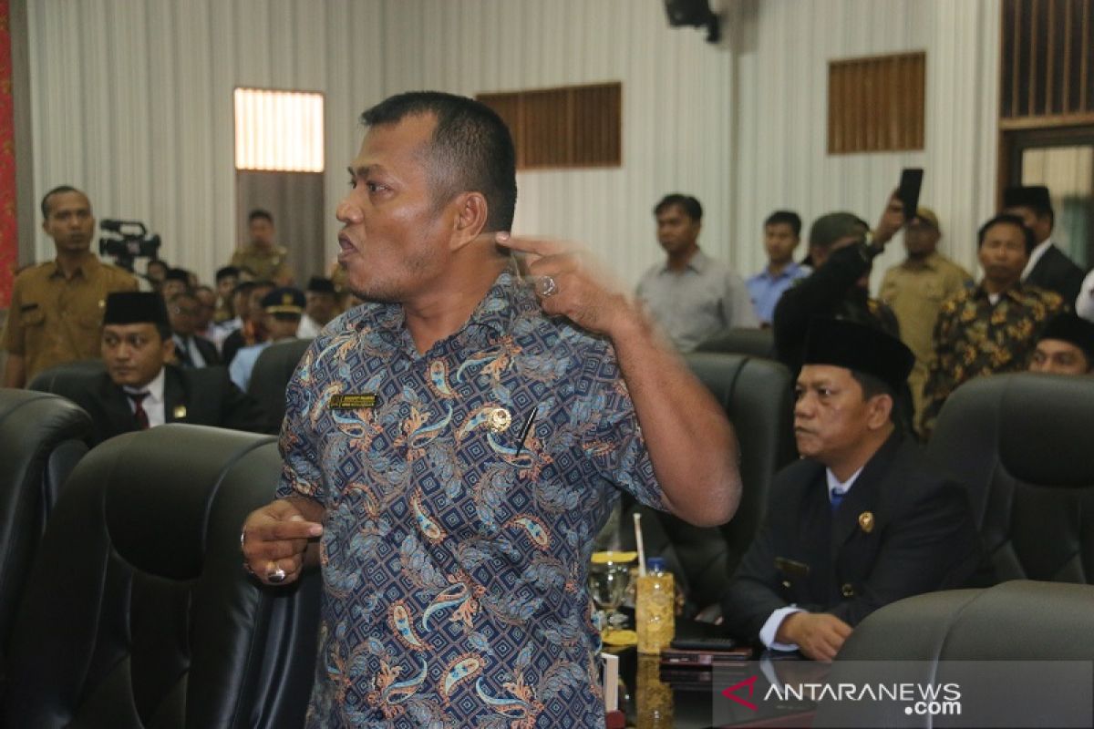 Pelantikan pimpinan DPRD Sibolga diwarnai insiden