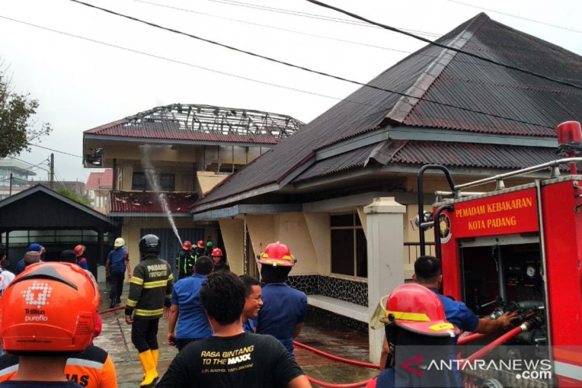 Kantor PT Tidar Kerinci Agung di Jalan Samudera Padang terbakar