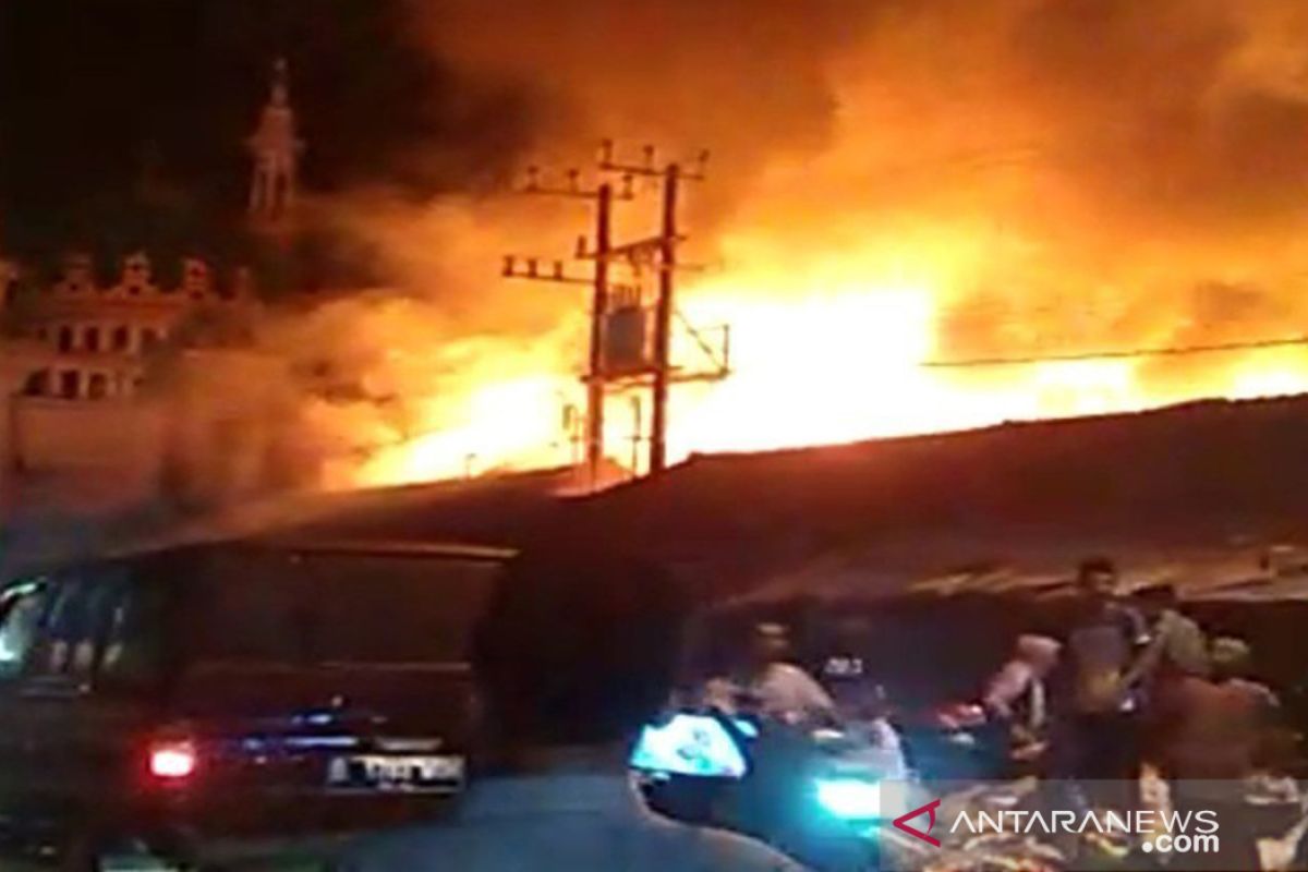 Delapan mobil PMK berupaya padamkan kebakaran Pasar Tanah Merah Bangkalan