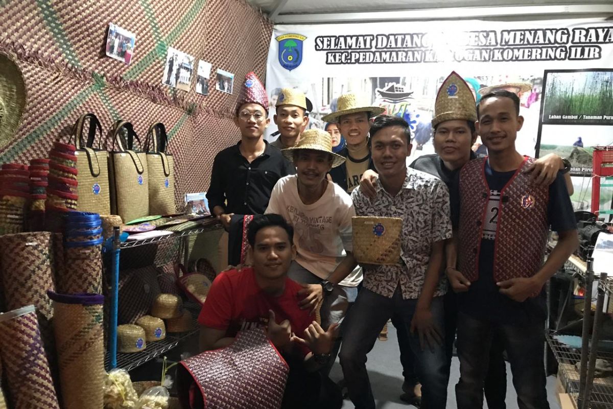 Milenial Kabupaten Ogan Komering Ilir buat kerajinan berbahan purun