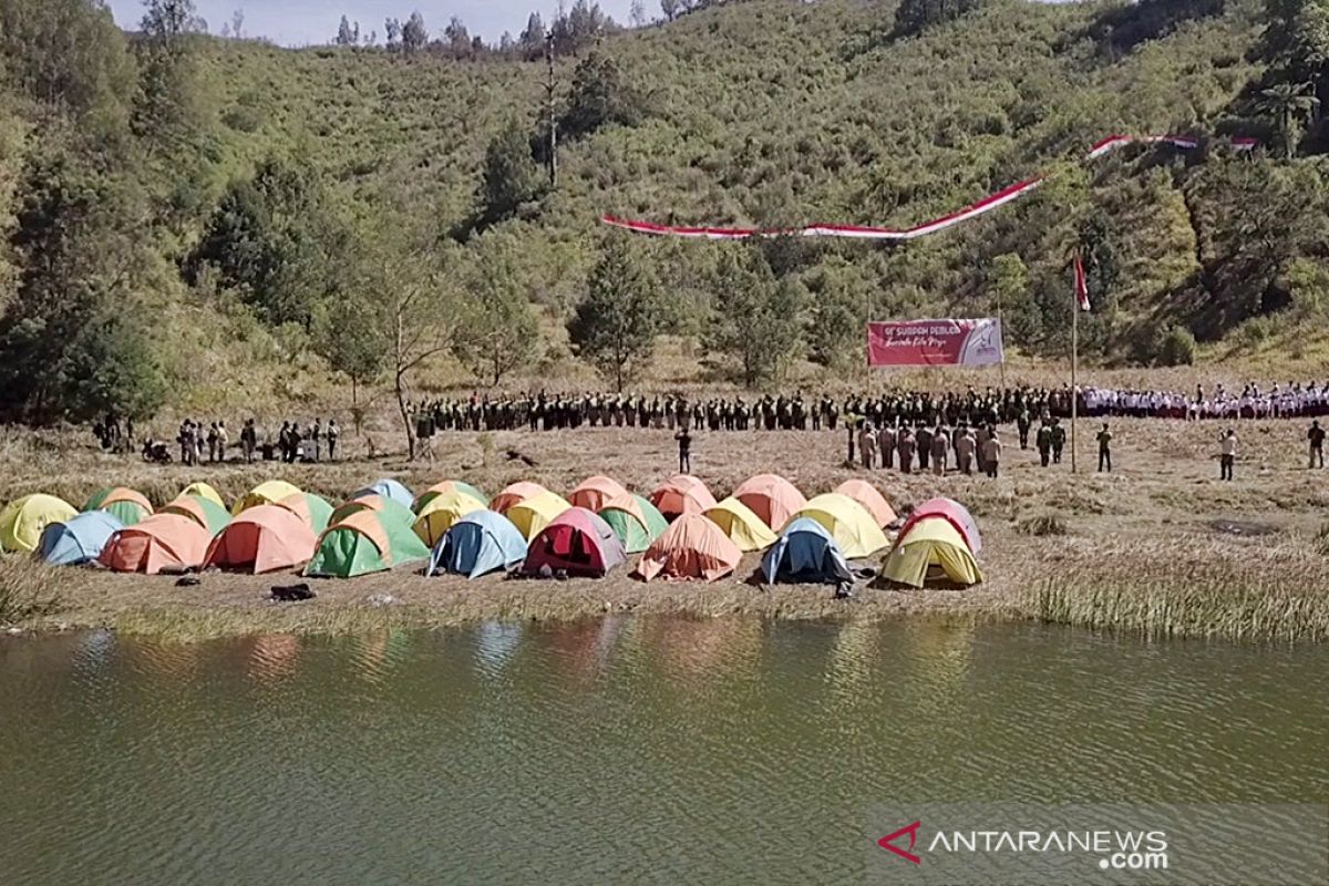 Ratusan orang gelar upacara sumpah pemuda di kaki Gunung Semeru