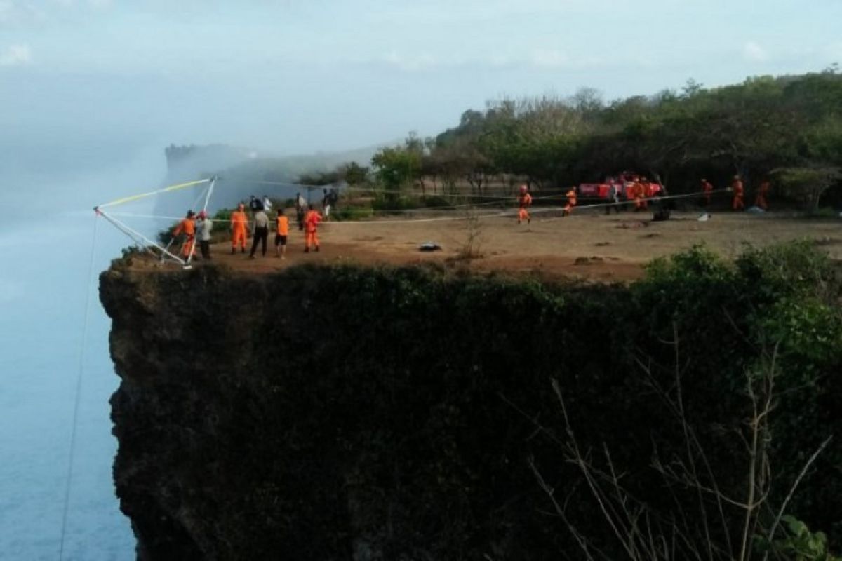 Selfie pinggir tebing, seorang WNA asal Belarusia terjatuh dan terseret arus